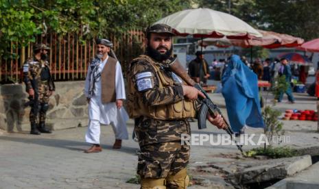 Tentara Taliban berjaga di dekat Hotel Serena setelah pemerintah AS dan Inggris memperingatkan untuk menghindari hotel di Kabul dengan alasan ancaman, di Kabul, Afganistan, 14 Oktober 2021. Kurangnya pengakuan internasional tetap menjadi masalah mendesak bagi Taliban, yang tidak hanya terisolasi secara geopolitik tetapi juga terisolasi. juga menghadapi krisis uang tunai yang besar setelah lembaga-lembaga pembiayaan internasional membekukan sebagian besar dana yang telah lama diandalkan Afghanistan untuk stabilitas ekonomi. Taliban Bantah Membunuh Mantan Pejabat Afghanistan