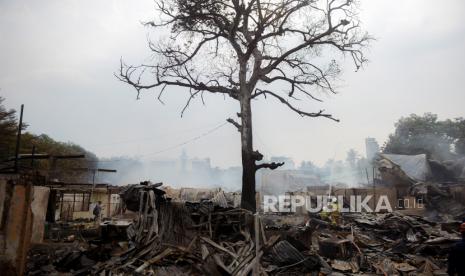 Petugas Penanggulangan Kebakaran dan Penyelamatan (Gulkarmat) melakukan proses pendinginan di lokasi kebakaran pemukiman di kawasan Simprug Golf II, Kebayoran Lama, Jakarta Selatan, Ahad (21/8/2022). Kebakaran tersebut terjadi sekitar pukul 10.48 WIB yang diduga akibat korsleting listrik di salah satu kontrakan di kawasan tersebut. Sementara menurut Kepala Seksi Operasi Suku Dinas Penanggulangan Kebakaran dan Penyelamatan Jakarta Selatan, sekitar 100 rumah ludes terbakar dalam kejadian tersebut. 