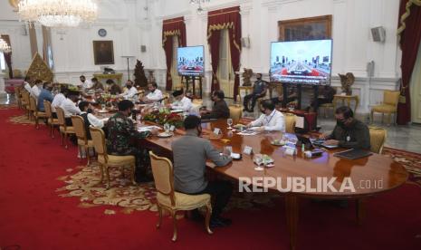 Presiden Joko Widodo (kelima kanan) meminta jajaran menterinya mengambil langkah extraordinary menangani Covid-19. Tanpa langkah terobosan Presiden mungkin melakukan reshuffle atau perombakan kabinet.