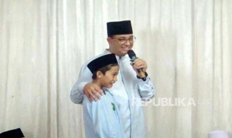 Calon Presiden Anies Baswedan mengunjungi Pesantren Al-Falak di Kelurahan Loji, Kecamatan Bogor Barat, Kota Bogor pada Jumat (27/10/2023). Anies berziarah ke makam KH Tubagus Muhammad Falak, sekaligus bersilaturahmi ke pesantren tersebut. 