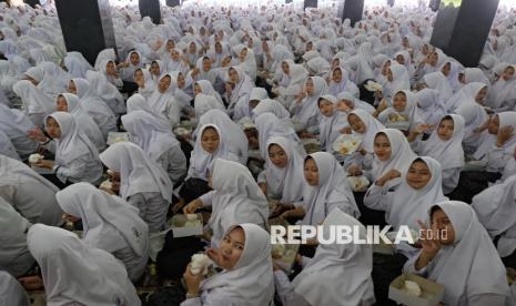 Sejumlah santriwati menyantap makanan bersama saat uji coba makan bergizi gratis bagi santri di Pondok Pesantren Al Mubaarok Manggisan di Wonosobo, Jawa Tengah, Senin (16/12/2024). Uji coba program unggulan Presiden Prabowo Subianto yaitu makan bergizi gratis bagi pelajar dan santri tersebut diikuti oleh sebanyak 5.000 santri dan santriwati yang merupakan salah satu langkah konkret dalam memperbaiki kesehatan dan kesejahteraan anak-anak Indonesia. 