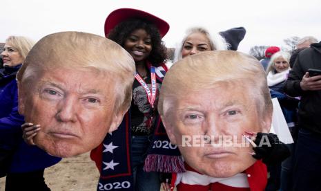  Pendukung Presiden AS Donald J. Trump menghadiri rapat umum di Ellipse dekat Gedung Putih di Washington, DC, AS, 06 Januari 2021. Kelompok konservatif sayap kanan memprotes Kongres yang menghitung suara electoral college. Lusinan hakim negara bagian dan federal telah menolak tantangan untuk pemilihan presiden 2020, menemukan tuduhan penipuan tidak berdasar.