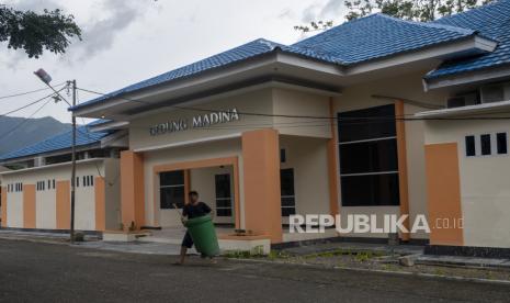 Pekerja mengangkat tong sampah di depan salah satu gedung di Kompleks Asrama Haji Transit, Palu, Sulawesi Tengah (Ilustrasi). Asrama haji di Indonesia akan disiapkan antisipasi penyelenggaran haji  