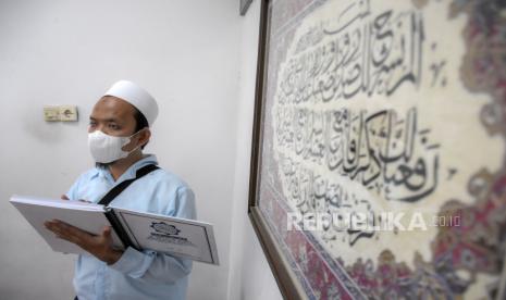 Siswa penyandang disabilitas netra membaca Alquran braille saat Pesantren Kilat Ramadhan di Pusat Pelayanan Sosial Griya Harapan Difabel Dinsos Jabar, Jalan Jend H Amir Machmud, Kota Cimahi, Rabu (13/4/2022). Pesantren Ramadhan yang diikuti oleh sedikitnya 80 siswa penyandang disabilitas tersebut dalam rangka mengisi waktu luang di bulan Ramadhan dengan memperdalam ilmu agama dengan membaca Alquran, ibadah, dan hafalan doa. Foto: Republika/Abdan Syakura