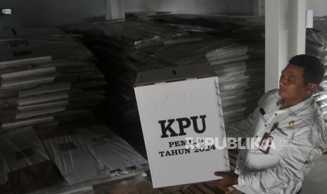 Petugas KPU Kota Bogor menunjukkan kotak suara Pemilu 2024 di gudang penyimpanan logistik KPU Kota Bogor, jalan KH Sholeh Iskandar, Kota Bogor, Jawa Barat, Jumat (3/11/2023). KPU Kota Bogor menerima sebanyak 14.565 kotak suara Pemilu 2024 yang akan didistribusikan ke 2.913 TPS yang tersebar di 6 kecamatan dan 68 kelurahan di Kota Bogor. 