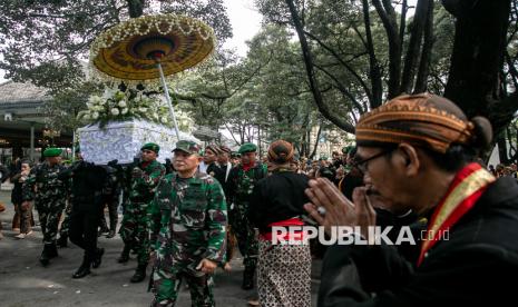 Isak Tangis Kerabat dan Abdi Dalem Iringi Prosesi Pemakaman Pakubuwono XIII |Republika Online 5 014868600 1762328576 830 556