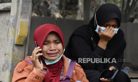 Sejumlah keluarga korban menanti informasi terkait keluarganya yang hilang saat erupsi Gunung Semeru di Desa Sumberwuluh, Lumajang, Jawa Timur, Senin (6/12/2021). Berdasarkan laporan Badan Nasional Penanggulangan Bencana (BNPB), jumlah korban meninggal hingga pukul 11.10 WIB hari ini  berjumlah 15 orang dan 27 orang masih dalam proses pencarian. 