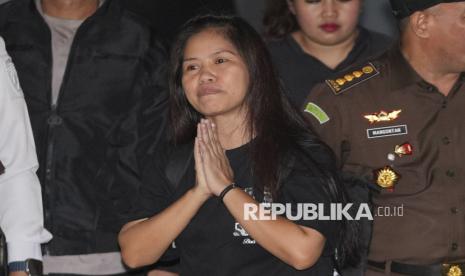 Warga negara Filipina terpidana mati kasus narkotika Mary Jane Veloso berjalan keluar dari Lapas Perempuan Kelas IIA Pondok Bambu di Jakarta, Selasa (17/12/2024).