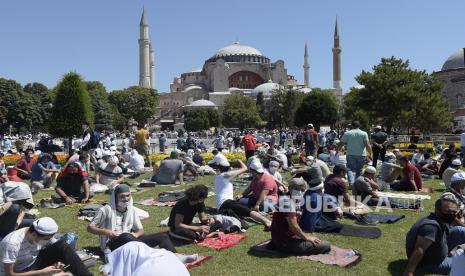 Setia menunggu di distrik bersejarah Sultanahmet Istanbul, di luar era Bizantium Hagia Sophia, Jumat, 24 Juli 2020. Ratusan umat Islam melakukan jalan ke monumen Istanbul Jumat untuk mengambil bagian dalam doa pertama dalam 86 tahun di struktur yang dulunya adalah katedral yang paling signifikan di Susunan Kristen 