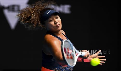 Naomi Osaka dari Jepang beraksi selama pertandingan tunggal putri perempat final melawan Su Wei Hsieh dari Taiwan pada hari ke-9 turnamen tenis Grand Slam Australia Terbuka di Melbourne Park di Melbourne, Australia, 16 Februari 2021.