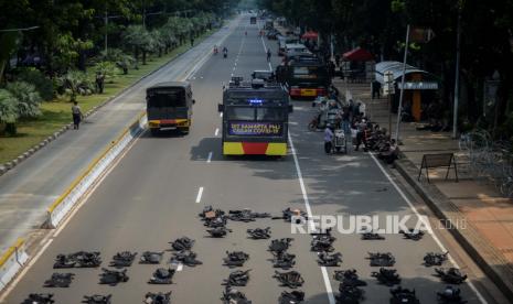 Kendaraan barikade terparkir di jalan Medan Merdeka Barat yang disiapkan untuk pengamanan aksi demonstrasi di Jakarta, Selasa (20/10). Sebanyak 1.200 personel gabungan dari aparat kepolisian dan anggota TNI dikerahkan untuk mengamankan demonstrasi yang digelar BEM SI terkait penolakan terhadap UU Omnibus Law Cipta Kerja sekaligus peringatan satu tahun pemerintahan Joko Widodo dan Maruf Amin di kawasan Istana Negara. Republika/Thoudy Badai