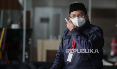 Bupati Sidoarjo Ahmad Muhdlor Ali berjalan saat jeda pemeriksaan di gedung KPK, Jakarta, Jumat (16/2/2024). Ahmad Muhdlor Ali atau Gus Muhdlor memenuhi panggilan KPK untuk diperiksa sebagai saksi terkait kasus dugaan korupsi pemotongan dana insentif untuk Aparatur Sipil Negara di lingkungan Badan Pelayanan Pajak Daerah (BPPD) Sidoarjo.