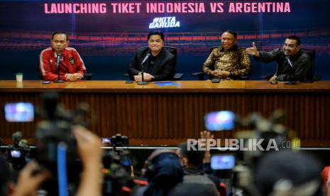 Ketua Umum PSSI  Erick Thohir (kedua kiri) bersama Wakil Ketua Umum PSSI Zainudin Amali (kedua kanan) anggota Komite Eksekutif  (Exco) PSSI Arya Sinulingga (kanan) dan komedian Lies Hartono atau  Cak Lontong (kiri) menyampaikan keterangan pers terkait pertandinfan FIFA Matchday antara Timnas Indonesia melawan Timnas Argentina di ruang konferenai pers Stadion Utama Gelora Bung Karno (SUGBK), Jakarta, Senin (29/5/2023). Dalam Keterangannya FIFA Matchday tersebut akan digelar di SUGBK pada Senin 19 Juni 2023 mendatang dengan harga tiket dibanderol mulai Rp600 ribu untuk kategori 3, kategori 2 Rp1,2 juta, kategori 1 Rp2,5 juta dan VIP Rp4,2 juta. Pembelian tiket dimulai pada 5 Juni untuk nasabah Bank Rakyat Indonesia (BRI) dan tanggal 6-7 Juni untuk penjualan umum.