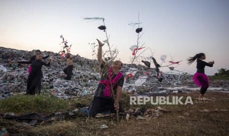 Seniman yang tergabung dalam Dermayu Art Forum mementaskan tari kontemporer di Tempat Pembuangan Akhir (TPA) Pecuk, Indramayu, Jawa Barat, Rabu (5/6/2024). Pementasan tari kontemporer berjudul Menolak Punah yang dalam rangka memperingati Hari Lingkungan Hidup Sedunia itu untuk mengkritisi pengelolaan sampah di Indonesia. 