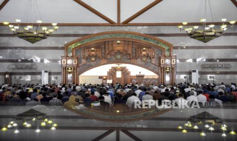 Umat muslim mendengarkan ceramah Sholat Jumat di Masjid Pusdai, Kota Bandung, Jumat (8/4/2022). Pengurus Dewan Kemakmuran Masjid (DKM) Pusdai menggelar Sholat Jumat pertama di bulan Ramadhan 1443 H dengan menerapkan protokol kesehatan serta pembatasan kapasitas jemaah masjid maksimal 75 persen. Foto: Republika/Abdan Syakura