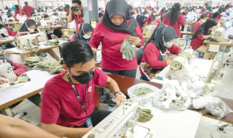 PT Sport Glove Indonesia di Kabupaten Sleman, DI Yogyakarta, produksi sarung tangan langganan merek terkenal dunia. Salah satu perusahaan yang dibiayai program Penugasan Khusus Ekspor oleh LPEI. 