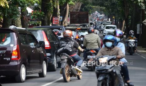 Kepadatan lalu lintas arah Lembang, Kabupaten Bandung Barat dan Kota Bandung, di Jalan Stiabudi, Kota Bandung, Ahad (22/8). Dengan adanya kelonggaran masa PPKM saat ini dan bukanya sejumlah resto dan kafe membuat banyak pengunjung mulai memadati jalur-jalur wisata di Bandung Raya.