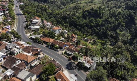 Foto udara suasana Jalur Nagreg yang sepi di Kabupaten Bandung, Ahad (9/5). Pada H-4 Lebaran Idul Fitri 1442 H, kawasan Nagreg yang biasanya ramai pemudik kini terpantau lancar dan sepi menyusul larangan mudik oleh pemerintah guna mencegah penyebaran Covid-19. 