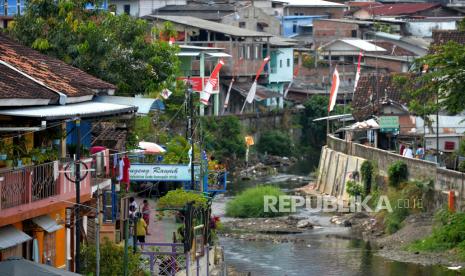 Anak-anak bermain layangan di permukiman padat penduduk bantaran Sungai Code, Yogyakarta, Selasa (6/9/2022). Jumlah orang yang dipaksa bekerja atau menikah di luar kemauan sendiri telah melonjak dalam beberapa tahun terakhir. 