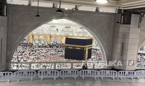 Jamaah sedang melaksanakan tawaf di Masjidil Haram, Sabtu (3/6/2023).