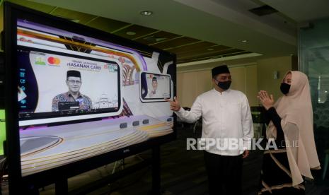 Direktur Utama BNI Syariah Abdullah Firman Wibowo (layar kanan), Asisten Administrasi Umum Sekda Aceh Bukhari (layar kiri), Direktur Mastercard Indonesia Arief Kusuma (kiri) dan Pemimpin Divisi Kartu Pembiayaan BNI Syariah Rima Dwi Permatasari (kanan) saat peluncuran Kartu Pembiayaan BNI iB Hasanah Card Desain Khusus Qanun Aceh secara virtual, Jakarta, Sabtu (19/12). BNI Syariah berharap peluncuran Kartu Pembiayaan BNI iB Hasanah Card Desain Khusus Qanun Aceh dapat semakin mengkokohkan posisi Hasanah Card sebagai kartu pembiayaan yang dimiliki oleh satu-satunya bank umum syariah.Prayogi/Republika