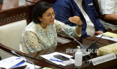 Menteri Keuangan Sri Mulyani Indrawati berbicara saat Rapat Kerja dengan Komisi XI DPR RI di kompleks Parlemen, Senayan, Jakarta, Senin (27/3/2023). 