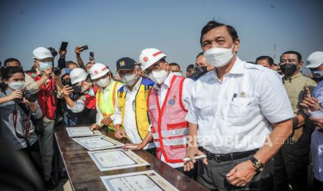 Menteri Koordinator Bidang Kemaritiman dan Investasi Luhut Binsar Pandjaitan (kanan) bersama Menteri PUPR Basuki Hadimuljono (ketiga kanan) dan Menteri Perhubungan Budi Karya Sumadi (kedua kanan) berfoto bersama saat meninjau proyek simpang susun Cileunyi di Kabupaten Bandung, Jawa Barat, Kamis (30/9/2021). Dalam kunjungan kerjanya di Jawa Barat, tiga menteri tersebut berkesempatan untuk meninjau proyek simpang susun Cileunyi dan Proyek Strategis Nasional Jalan Tol Cileunyi-Sumedang-Dawuan (Cisumdawu). 