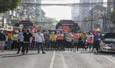 Demonstran memblokir jalan dalam upaya untuk memprotes kudeta militer di Yangon, Myanmar, Rabu, 17 Februari 2021. Pakar PBB tentang hak asasi manusia di Myanmar memperingatkan prospek kekerasan besar ketika demonstran berkumpul lagi Rabu untuk memprotes militer. perebutan kekuasaan.