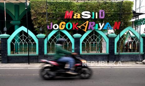  Pasar Sahur Masjid Jogokariyan Penuhi Kebutuhan Warga dan Jamaah Selama Ramadhan. Foto:  Masjid Jogokariyan, Yogyakarta, Senin (20/3/2023). Masjid Jogokariyan menjadi salah satu tujuan umat Muslim untuk berbuka puasa. Selama Ramadhan sekitar tiga ribu porsi makanan disediakan dan gratis untuk jamaah berbuka puasa. Selain itu, juga ada pasar takjil di sepanjang Jalan Jogokariyan.