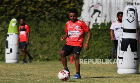 Pesepakbola Persipura mengikuti pemusatan latihan di lapangan Agrokusuma, Batu, Jawa Timur, Kamis (27/8/2020). Pemusatan latihan sebagai persiapan menghadapi Kompetisi Liga 1 tersebut diadakan selama sebelas hari dengan menerapan protokol kesehatan. 