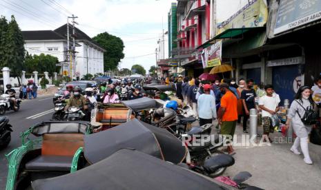 Deretan becak menunggu menumpang di dekat parkiran bus pariwisata Jalan Ahmad Dahlan, Yogyakarta, Ahad (5/9). Wisata Yogyakarta mulai menggeliat meski status masih PPKM Level 4. Objek wisata di Yogyakarta hingga saat ini masih di tutup. Namun, puluhan bus pariwisata terpantau memasuki kawasan Malioboro. Hal ini menjadi gairah bagi tukang becak, dan banyak becak menunggu penumpang di dekat area parkir bus pariwisata.