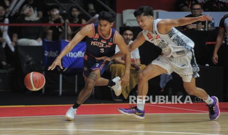 Pebasket Pelita Jaya Jakarta Yesaya Saudale berusaha melewati adangan pemain Satria Muda Pertamina Jakarta Karl Patrick Utiarahman (kanan) saat bertanding pada laga final IBL All Indonesian Piala Menpora di Hall Basket Senayan, Gelora Bung Karno, Jakarta, Ahad (6/10/2024).