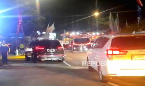 Arus kendaraan pemudik yang masuk rest area tipe A, di ruas tol Semarang- Solo KM 429 A Ungaran, Kabupaten Semarang masih  terpantau hingga Selasa (18/4) malam. Dampak rekayasa lalu lintas satu arah dari GT Cikatama hingga GT Kalikangkung, Semarang jugavterpantau dari lonjakan pengunjung di  rest area ini.