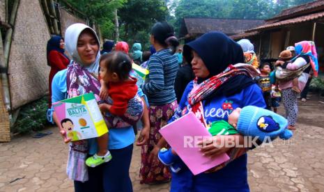 Warga menerima bantuan makanan tambahan. Guna menekan kasus gizi buruk dilakukan pemberian makanan tambahan bagi balita. Ilustrasi.