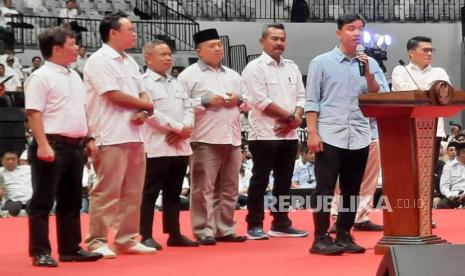 Cawapres nomor urut 2, Gibran Rakabuming Raka, ketika diwawancarai wartawan usai menghadiri acara Silaturahmi Nasional Desa 2023 di Indonesia Arena, Kompleks Gelora Bung Karno, Jakarta, Ahad (19/11/2023).