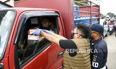 Pemerintah Provinsi Jawa Barat melalui komunitas Jabar Bergerak melakukukan Gerakan Nasi Bungkus (Gasibu) di Pasar Cikutra, Kota Bandung, Selasa (14/4). Gasibu dilaksanakan untuk membantu masyarakat yang terdampak secara ekonomi dan sosial akibat pandemi COVID-19