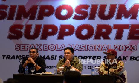 Ketua Umum PSSI Erick Thohir menjawab pertanyaan saat menghadiri simposium suporter sepakbola nasional 2023 di Jakarta, Ahad (1/10/2023). Dalam kesempatan tersebut Ketua Umum PSSI Erick Thohir menerima hasil dan rekomendasi simposium suporter sepakbola nasional 2023 yang di dalamnya ada beberapa poin mengenai hak-hak suporter yang mesti diperhatikan oleh PSSI. Salah satunya yaitu meminta PSSI untuk memerhatikan keamanan dan kenyamanan suporter.