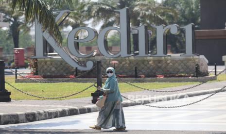 Seorang pengunjung melintas di depan Monumen Simpang Lima Gumul (SLG) yang masih ditutup di Kediri, Jawa Timur, Jumat (10/9/2021). Sejumlah obyek wisata di Kediri masih belum dibuka meskipun daerah tersebut mengalami penurunan status Pemberlakuan Pembatasan Kegiatan Masyarakat (PPKM) dari level 3 menjadi PPKM level 2. 