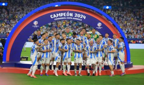 Pemain Argentina merayakan kemenangan dalam pertandingan antara Argentina dan Kolombia saat Final Copa America 2024 di Miami Gardens, Florida, AS, Ahad (14/7/2024). Timnas Argentina sukses menjadi juara Copa America 2024 usai menang 1-0 melawan Timnas Kolombia. 