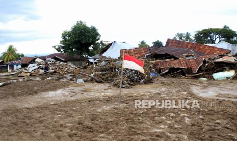 Seorang warga mencari barang di sebuah rumah yang hancur akibat diterjang banjir bandang di Desa Waiburak, Kecamatan Adonara Timur, Kabupaten Flores Timur, NTT, Selasa (6/4/2021). Menurut Pemerintah Kabupaten Flores Timur, pencarian terhadap korban banjir bandang yang hilang terkendala akibat masih minimnya alat berat di Adonara. 