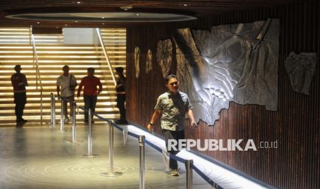 Umat Kristiani melintas di Terowongan Silaturahim Masjid Istiqlal - Gereja Katedral, Jakarta, Selasa (24/12/2024). Terowongan Silaturahim yang menghubungkan antara Masjid Istiqlal dan Gereja Katedral dapat digunakan para jemaat yang ingin melaksanakan misa di Gereja Katedral pada Natal tahun ini. Hal ini dilakukan untuk memudahkan mobilisasi umat yang akan beribadah. Jemaat yang hendak beribadah di Gereja Katedral bisa memarkirkan kendaraan di kantong parkir Masjid Istiqlal.