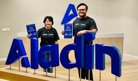 CEO Bank Aladin Syariah, Dyota Marsudi bersama dengan Country Director Google Cloud di Indonesia, Megawaty Khie dalam acara Seremoni Kerjasama dan Press Conference Bank Aladin Syariah dengan Google Cloud, Rabu (26/1/2022). (Bank Aladin Syariah)