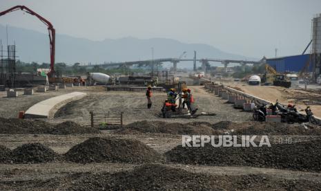 Pekerja menyelesaikan konstruksi stasiun Kereta Cepat Jakarta Bandung di Tegalluar, Kabupaten Bandung, Jawa Barat, Rabu (16/9/2020). Wakil Menteri BUMN Kartika Wirjoatmodjo menyatakan proyek kereta cepat Jakarta-Bandung telah mencapai 56 persen dan ditargetkan akan dapat digunakan pada awal tahun 2023. 