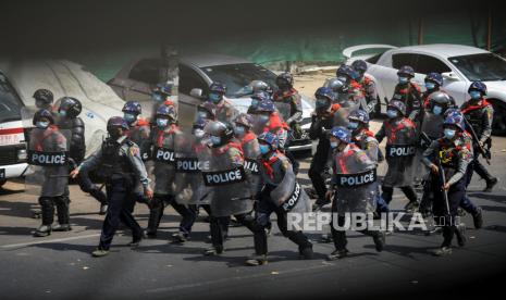  Petugas polisi anti huru hara maju ke depan pengunjuk rasa pro-demokrasi selama unjuk rasa menentang kudeta militer di Yangon, Myanmar, 27 Februari 2021.