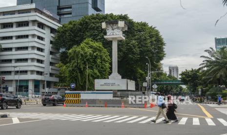 Pejalan kaki melintas di kawasan Tugu Jam Thamrin, Jakarta, Rabu (10/11/2021). Masyarakat diimbauh untuk mencari jalan alternatif karena pada Rabu (16/3/2022) parade Motogp akan berlangsung berlangsung di rute Istana Merdeka, Jalan Medan Merdeka Barat, Jalan MH Thamrin hingga Bundaran HI.