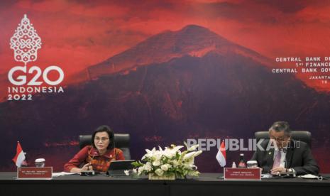 Menteri Keuangan Sri Mulyani Indrawati (kiri) bersama Gubernur Bank Indonesia Perry Warjiyo memberikan keterangan pers usai menutup pertemuan pertama tingkat Menteri Keuangan dan Gubernur Bank Sentral atau Finance Ministers and Central Bank Governors Meeting (FMCBG) di Jakarta Convention Center, Jakarta, Jumat (18/2/2022).