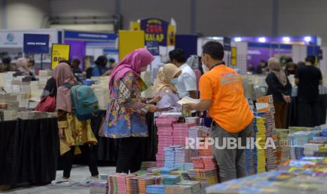 Pengunjung memilih buku-buku yang akan dibeli pada pameran Indonesia International Book Fair (IIBF) 2022 di JCC, Senayan, Jakarta, Rabu (9/11/2022). Pemeran IIBF 2022 yang berlangsung 9-13 November 2022 tersebut diikuti oleh 134 peserta dari dalam dan luar negeri dengan target jumlah pengunjung 25 ribu orang. Pameran IIBF 2022 juga menghadirkan zona kakap dimana buku-buku menarik dijual dengan diskon hingga 80 persen. Republika/Prayogi. 