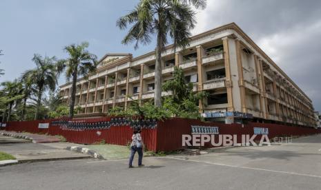 Kuasa Hukum Harap Kejagung tak Beropini dalam Kasus Asabri. Foto ilustrasi: Seorang pejalan kaki  melintas di depan  Hotel Goodway  di jalan Imam Bonjol Nagoya, Batam, Kepulauan Riau, Selasa (20/4/2021). Penyidik Kejaksaan Agung (Kejagung) menyita Hotel Goodway milik tersangka Benny Tjokrosaputro terkait kasus dugaan korupsi PT Asabri (persero). 