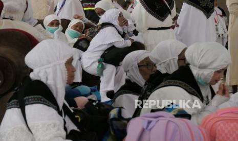 Jamaah calon haji Kloter 2 UPG menunggu bus yang akan membawa ke Arafah di Syisyah, Mekah, Arab Saudi, Senin (26/6/2023). Calon jamaah haji mulai diberangkatkan secara bergelombang ke Arafah untuk melaksanakan puncak ibadah haji.  