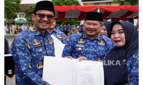 Bupati Garut Rudy Gunawan melantik 3.295 guru honorer menjadi pegawai pemerintah dengan perjanjian kerja (PPPK) di Lapangan Oto Iskandar di Nata, Alun-alun Garut, Kecamatan Garut Kota, Kabupaten Garut, Selasa (27/6/2023).